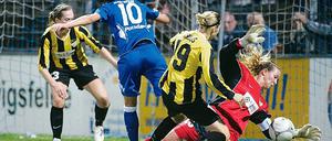 Wieder mal Bajramaj. Turbines Neuzugang ließ am Mittwochabend Finnlands Nationaltorhüterin Tinja-Rikka Korpela keine Chance. Hier hatten auch Jaana Lyytikäinen (l.) und Satu Kruus das Nachsehen.