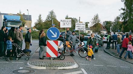 Friedlicher Protest: Die Demonstranten querten mehrfach langsam die Überwege am Kreisverkehr, zur Autoblockade steigerte sich das nicht.