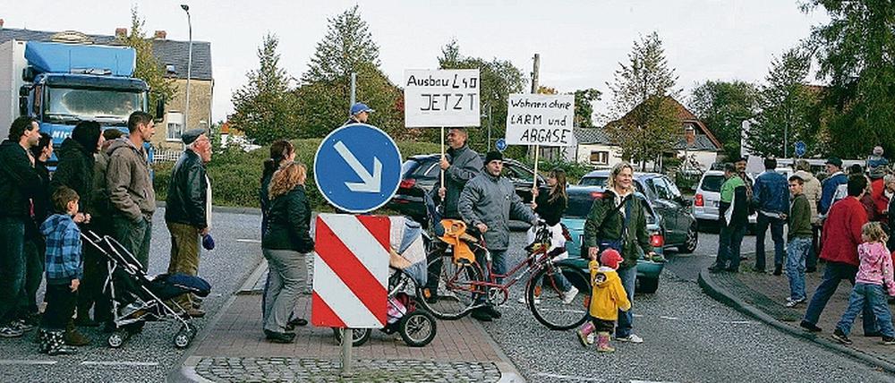 Friedlicher Protest: Die Demonstranten querten mehrfach langsam die Überwege am Kreisverkehr, zur Autoblockade steigerte sich das nicht.