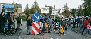 Friedlicher Protest: Die Demonstranten querten mehrfach langsam die Überwege am Kreisverkehr, zur Autoblockade steigerte sich das nicht.