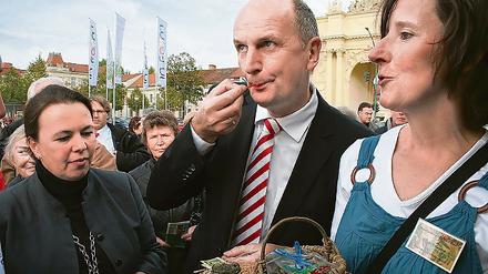 Probiert. Agrarminister Dietmar Woidke verkostete Fruchtgelees.