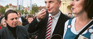 Probiert. Agrarminister Dietmar Woidke verkostete Fruchtgelees.