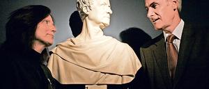 Zeigte Größe: Prinz Charles Napoleon mit Iris Jana Magdowski, Kulturbeigeordnete, und einer Hardenberg-Büste.