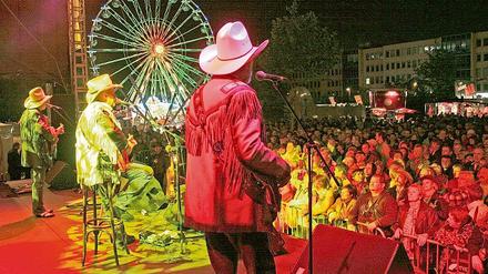 Truck Stop machten Halt in Teltow und waren mit ihren Liedern einer der musikalischen Höhepunkte des Stadtfestes. Über drei Tage wurde hier gefeiert, zehntausende Besucher pilgerten laut Veranstalter auf das Techno Terrain.