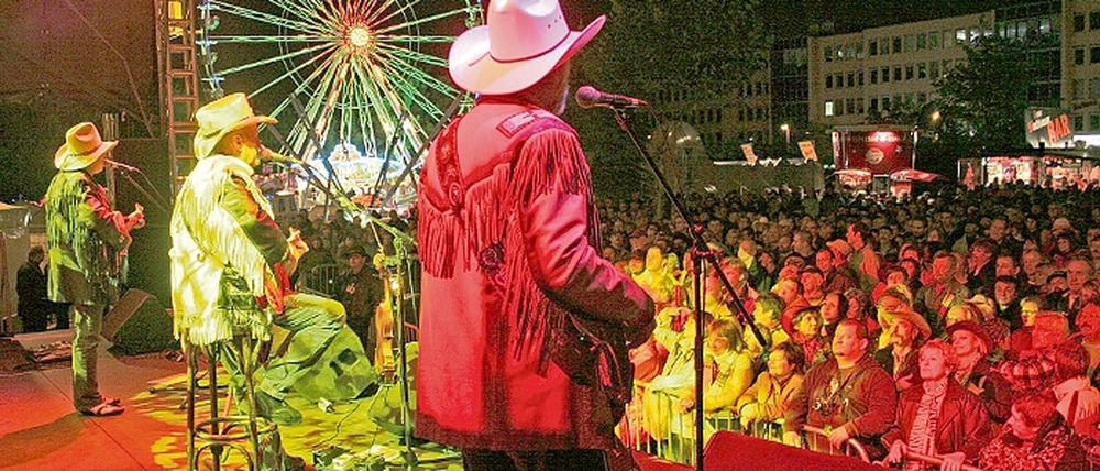 Truck Stop machten Halt in Teltow und waren mit ihren Liedern einer der musikalischen Höhepunkte des Stadtfestes. Über drei Tage wurde hier gefeiert, zehntausende Besucher pilgerten laut Veranstalter auf das Techno Terrain.