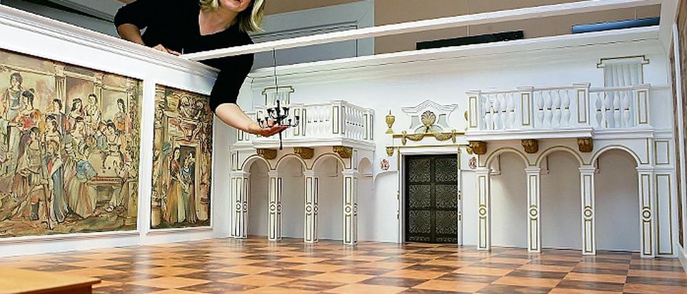 Die Original-Filmkulisse ist längst zerstört. In mühevoller Kleinstarbeit hat Marion Fleischer Stück für Stück des märchenhaften Ballsaals wieder rekonstruiert.