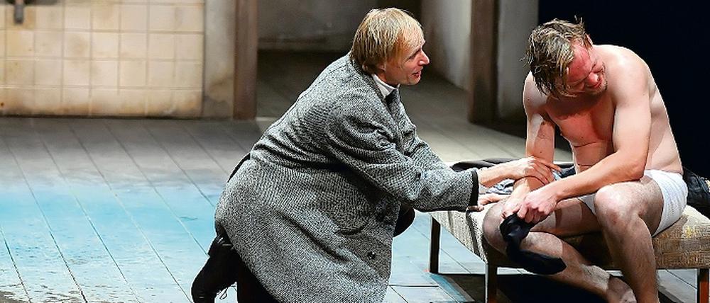 Anfang vom Ende. Als Hjalmar Ekdals Jugendfreund Gregers (Wolfgang Vogeler, l.) in Ekdals Familie platzt, geht es für sie bergab. René Schwittay (r.) spielt den Fotograf Hjalmar Ekdal mit großer Eindringlichkeit.