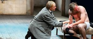 Anfang vom Ende. Als Hjalmar Ekdals Jugendfreund Gregers (Wolfgang Vogeler, l.) in Ekdals Familie platzt, geht es für sie bergab. René Schwittay (r.) spielt den Fotograf Hjalmar Ekdal mit großer Eindringlichkeit.