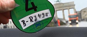 Gelb sollte Grün werden. Ab Januar 2010 dürfen in Berlins Innenstadt nur noch Autos mit grüner Plakette fahren  gelb geht nur noch im Ausnahmefall.