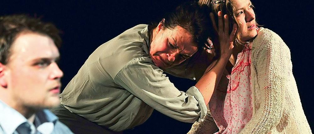 In Abhängigkeiten verstrickt: Amanda Wingfield und ihre Kinder, gespielt von Franziska Melzer, Andrea Thelemann und Florian Schmidtke (v.r.n.l.).