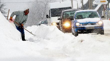 Selbst zur Schneeschaufel greifen müssen die Anlieger kleinerer Straßen in Michendorf wohl auch künftig. Ob auch sie Gebühren zahlen müssen, wird zurzeit diskutiert.