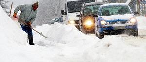 Selbst zur Schneeschaufel greifen müssen die Anlieger kleinerer Straßen in Michendorf wohl auch künftig. Ob auch sie Gebühren zahlen müssen, wird zurzeit diskutiert.