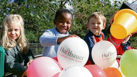 Freude bei den Kindern am Schwarzen Weg über die neue Kita.