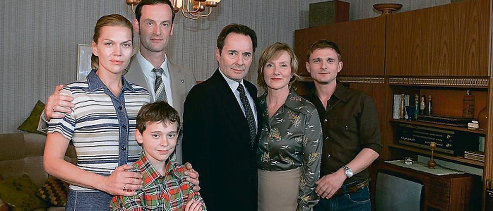 Linientreu? Anna Loos, Jörg Hartmann, Uwe Kockisch, Ruth Reinecke, Florian Lukas (v.l.) und Jonas Hämmerle (vorne) als DDR-Familie Kupfer. Für die erste Staffel der Serie Weißensee, die 2010 auf ARD läuft, wird derzeit in Sacrow gedreht.