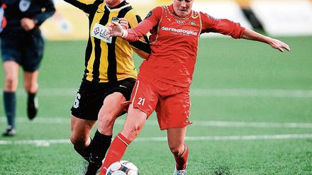 Nationalspielerin. Anna Westerlund (links)  hier im Duell mit Sarah Hoffman von Röa Idrettslag Oslo während des letztjährigen UEFA Womens Cup  kam Anfang September mit Finnlands Auswahl bei der EM im eigenen Land bis ins Viertelfinale.