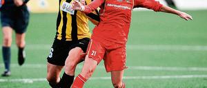 Nationalspielerin. Anna Westerlund (links)  hier im Duell mit Sarah Hoffman von Röa Idrettslag Oslo während des letztjährigen UEFA Womens Cup  kam Anfang September mit Finnlands Auswahl bei der EM im eigenen Land bis ins Viertelfinale.