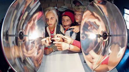 Das Geheimnis von Parabolspiegeln erkundeten die Kinder im Vortrag Von der Glühbirne zum Laser  Erhellende Einsichten (l.), die Welt der Pflanzen erforschten sie ebenfalls. 30 Grundschulen und 1800 Schüler beteiligten sich gestern an der 6. Kinder-Uni auf dem Campus in Golm.