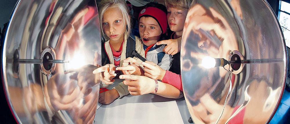 Das Geheimnis von Parabolspiegeln erkundeten die Kinder im Vortrag Von der Glühbirne zum Laser  Erhellende Einsichten (l.), die Welt der Pflanzen erforschten sie ebenfalls. 30 Grundschulen und 1800 Schüler beteiligten sich gestern an der 6. Kinder-Uni auf dem Campus in Golm.