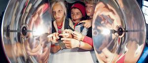 Das Geheimnis von Parabolspiegeln erkundeten die Kinder im Vortrag Von der Glühbirne zum Laser  Erhellende Einsichten (l.), die Welt der Pflanzen erforschten sie ebenfalls. 30 Grundschulen und 1800 Schüler beteiligten sich gestern an der 6. Kinder-Uni auf dem Campus in Golm.