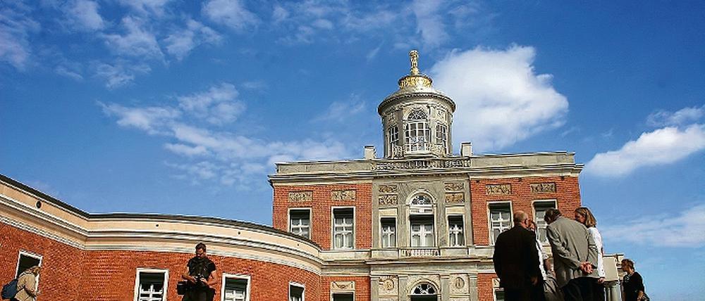 Das Kronprinzenschloss Friedrich Wilhelms II. zeigt sich wieder in all seiner klassizistischen Pracht. Gestern wurde das Marmorpalais im Neuen Garten nach 15-jähriger Sanierung offiziell übergeben.
