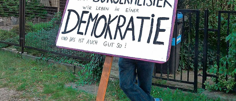 Protest vorm Küchenfenster des Bürgermeisters. Florian Lukas prangert an: Herr Bürgermeister, wir leben in einer Demokratie und das ist auch gut so!