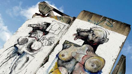 Bunt besprühte Segmente der Berliner Mauer, die Bestandteil der Teltow Gallery werden sollen, werden derzeit noch auf dem Gelände der Baustofffirma Klösters am Stadtrand gelagert.