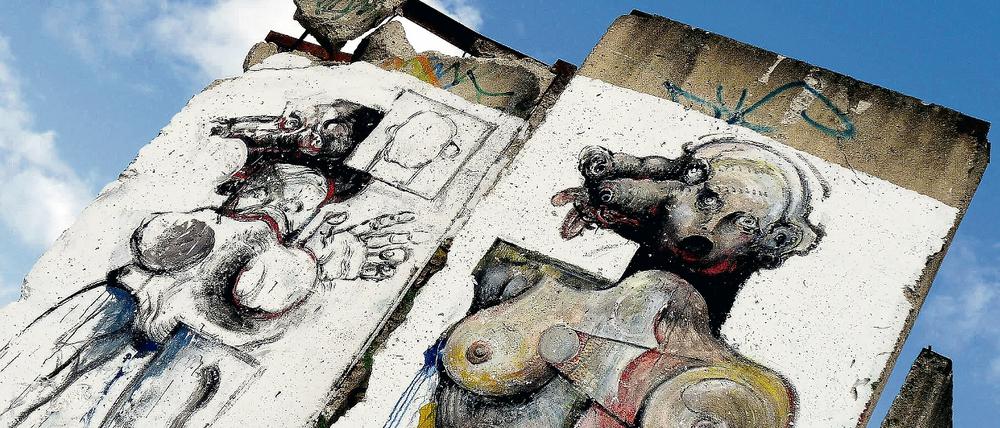 Bunt besprühte Segmente der Berliner Mauer, die Bestandteil der Teltow Gallery werden sollen, werden derzeit noch auf dem Gelände der Baustofffirma Klösters am Stadtrand gelagert.