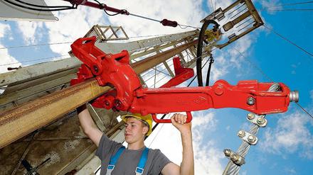In die Tiefe. Am Freitag startete die erste Bohrung in der Kupferschiefer-Lagerstätte Spremberg-Graustein-Schleife in Sprembergs Industriegebiet Ost. Der Bohrer wühlt sich bis in 1250 Meter Tiefe  Ergebnisse werden in drei Monaten erwartet.