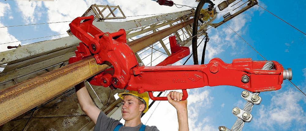 In die Tiefe. Am Freitag startete die erste Bohrung in der Kupferschiefer-Lagerstätte Spremberg-Graustein-Schleife in Sprembergs Industriegebiet Ost. Der Bohrer wühlt sich bis in 1250 Meter Tiefe  Ergebnisse werden in drei Monaten erwartet.