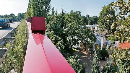 81 000 Fahrzeuge nutzen jeden Tag die Nuthestraße. Familie Fröhlich wohnt direkt neben der Landesstraße, die ihnen vor 37 Jahren vor die Tür gebaut wurde. Seit die Mauer fiel, hoffen sie auf eine Lärmschutzwand  bislang vergeblich.