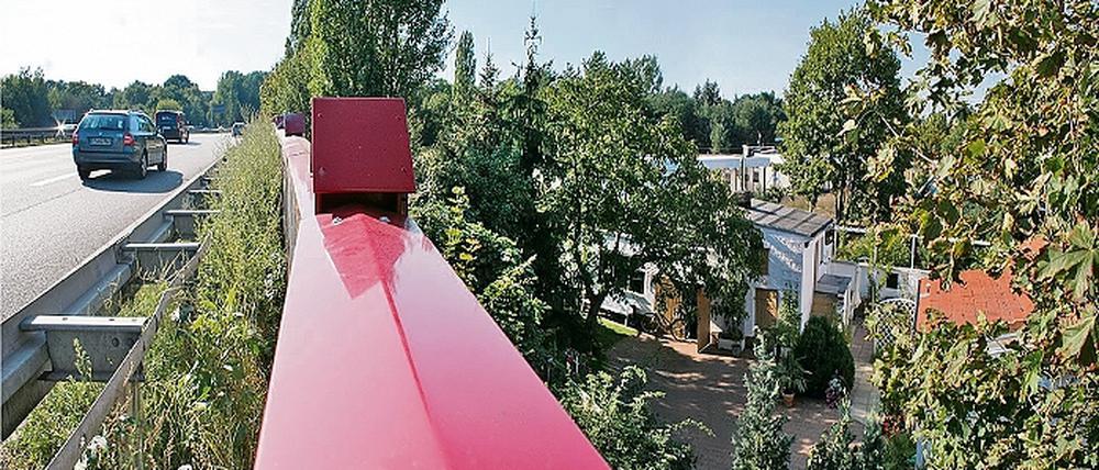 81 000 Fahrzeuge nutzen jeden Tag die Nuthestraße. Familie Fröhlich wohnt direkt neben der Landesstraße, die ihnen vor 37 Jahren vor die Tür gebaut wurde. Seit die Mauer fiel, hoffen sie auf eine Lärmschutzwand  bislang vergeblich.