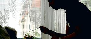 Möglichst lange zu Hause bleiben: Bei einem Pflegefall in der Familie geht das nicht ohne Unterstützung.