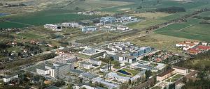 Wie eine kleine Stadt wirkt der Wissenschaftspark Golm. Im Vordergrund sieht man die Uni, hinter den Gleisen liegen die Institute. Der Bereich zwischen Bebauung und Bahntrasse ist für Produktionsbetriebe reserviert.