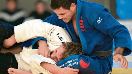 Mario Schendel (oben) hatte mit zwei Siegen in der Klasse bis 73 kg großen Anteil am 8:5-Sieg der Judoka des UJKC Potsdam über den JC Mönchengladbach.