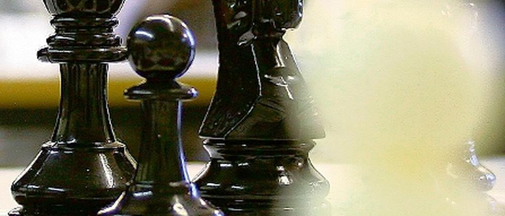 Schwarz oder weiß? Auch Schach wird in Lutz Seilers Die Zeitwaage gespielt. Doch wie in den anderen Erzählungen, bietet Schachtrilogie mehr als nur den Blick auf das Brett, lauert hinter der Wahrheit die Lüge.