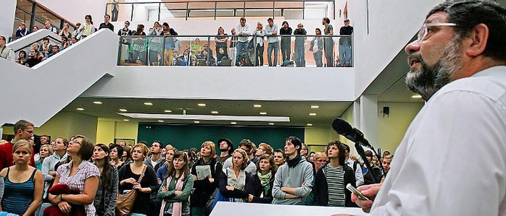 Andrang an der Fachochschule. Von 5000 Bewerbern haben sich 695 glückliche Studienstarter durchgesetzt, die gestern im neuen FHP-Hauptgebäude an der Pappelallee von Rektor Johannes Vielhaber (r.) begrüßt wurden.