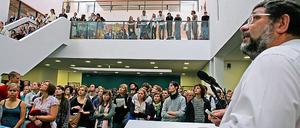 Andrang an der Fachochschule. Von 5000 Bewerbern haben sich 695 glückliche Studienstarter durchgesetzt, die gestern im neuen FHP-Hauptgebäude an der Pappelallee von Rektor Johannes Vielhaber (r.) begrüßt wurden.