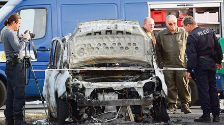 Die Obduktion der vier Leichen, die in der Nacht zum Donnerstag in Schönefeld in einem Auto gefunden wurden, ist laut Staatsanwaltschaft noch nicht abgeschlossen. Die Ergebnisse würden am Montag erwartet.