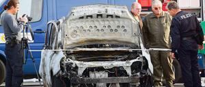 Die Obduktion der vier Leichen, die in der Nacht zum Donnerstag in Schönefeld in einem Auto gefunden wurden, ist laut Staatsanwaltschaft noch nicht abgeschlossen. Die Ergebnisse würden am Montag erwartet.