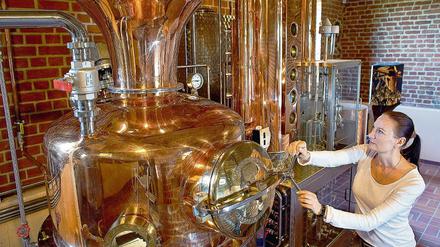 Preußische Whiskydestillerie. Cornelia Bohn steht in ihrer Whisky-Brennerei in Schönermark an einer Destillieranlage. Die 44-jährige Pharmazieingenieurin will einen eigenen Malt auf den Markt bringen.