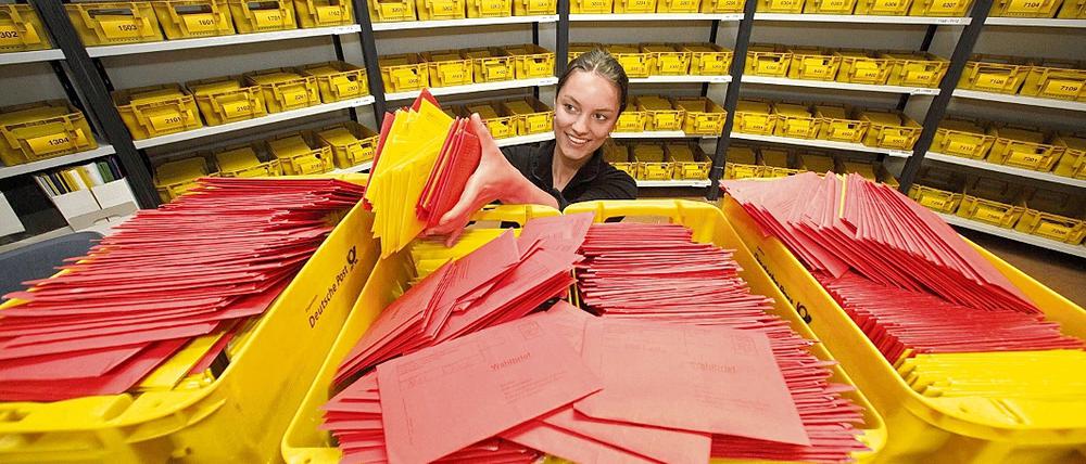 Papierwust zur Bundestags- und Landtagswahl. Im Potsdamer Wahlbüro im Stadthaus werden von den Mitarbeitern wie Lillian Emonds die letzten Vorbereitungen getroffen, dass am sonntäglichen Wahltag alles glatt läuft.