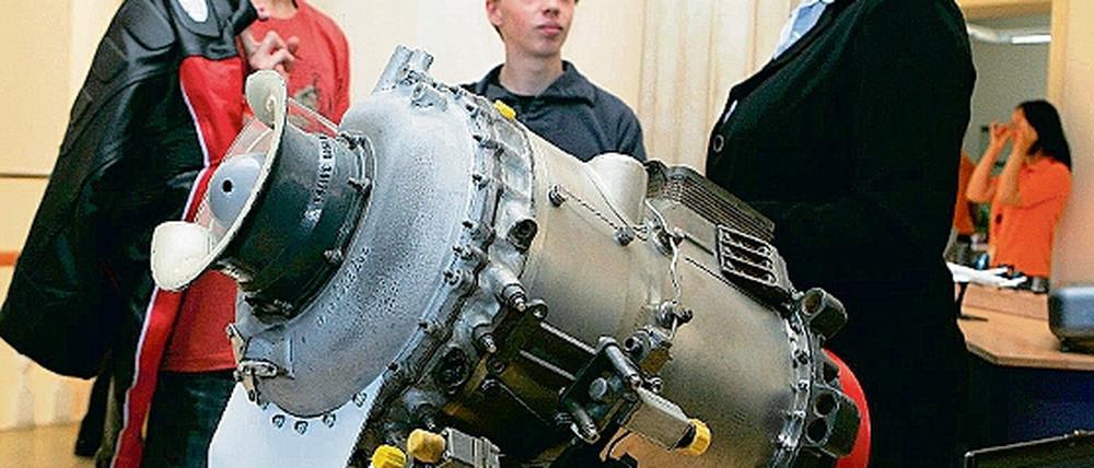 Ausbildungsplatz gesucht: Mehr als 900 Jugendliche haben sich am Sonnabend beim Ausbildungstag über Zukunfts-Chancen und Berufe informiert. Präsentiert hat sich Annette Tappe-Berghoff vom Unternehmen Rolls-Royce.