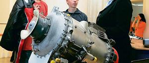 Ausbildungsplatz gesucht: Mehr als 900 Jugendliche haben sich am Sonnabend beim Ausbildungstag über Zukunfts-Chancen und Berufe informiert. Präsentiert hat sich Annette Tappe-Berghoff vom Unternehmen Rolls-Royce.