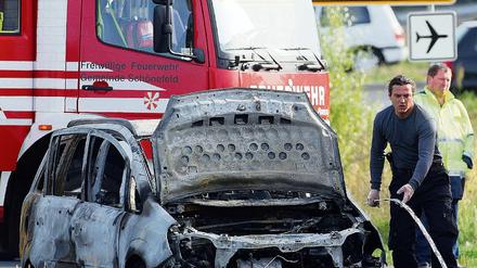 Völlig ausgebrannt. Der Tod der Mutter mit ihren drei Kindern wirft zahlreiche Fragen auf. Angeblich hat die Frau eine Abschiedsnachricht hinterlassen.