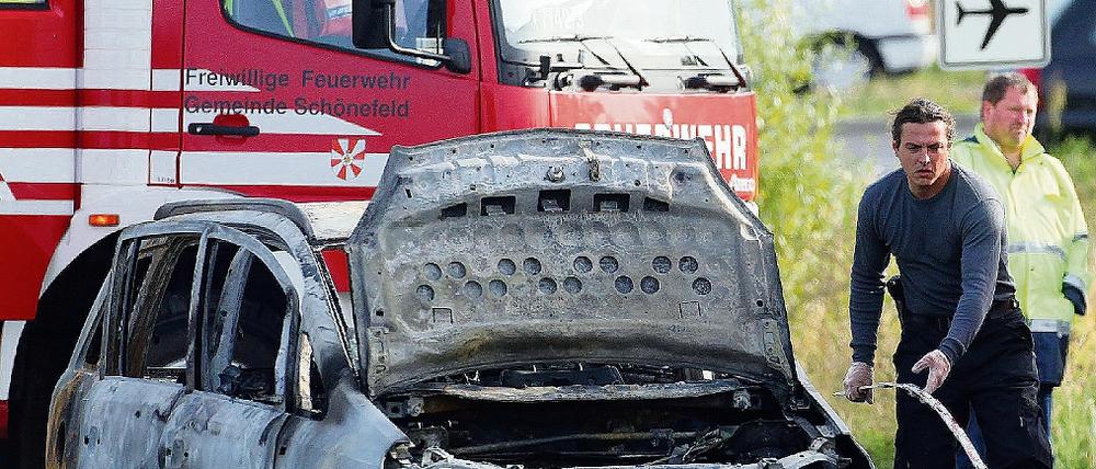 Völlig ausgebrannt. Der Tod der Mutter mit ihren drei Kindern wirft zahlreiche Fragen auf. Angeblich hat die Frau eine Abschiedsnachricht hinterlassen.