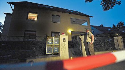 Abgesperrt. In dieser Villa an der Bertramstraße in Reinickendorf traf sich der Arzt Garri R. am Samstag mit zwölf Patienten zu einer psychotherapeutischen Sitzung und verabreichte die teils tödlichen Substanzen. Garri R. hatte das Gebäude unweit der Grenze zum brandenburgischen Glienicke mit seiner Frau vor einem halben Jahr bezogen.