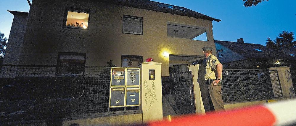 Abgesperrt. In dieser Villa an der Bertramstraße in Reinickendorf traf sich der Arzt Garri R. am Samstag mit zwölf Patienten zu einer psychotherapeutischen Sitzung und verabreichte die teils tödlichen Substanzen. Garri R. hatte das Gebäude unweit der Grenze zum brandenburgischen Glienicke mit seiner Frau vor einem halben Jahr bezogen.