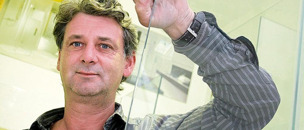 Roland Schmiedicke hat beim Glas einen guten Durchblick. Er leitet die zur Glaserhandwerk GmbH umgegründete PGH, die jetzt ihren 50. Geburtstag feierte.