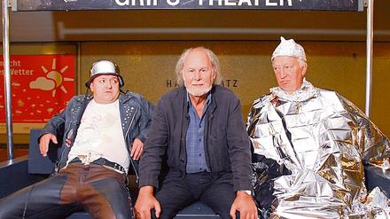 Sie sind die Guten. Volker Ludwig, der Chef des Grips Theaters, umrahmt von zwei Ensemblemitgliedern auf dem U-Bahnhof Hansaplatz. Ludwig gilt als Erfinder des modernen Kindertheaters. Der Welthit des Grips Theaters, das U-Bahn-Musical Linie 1 läuft sogar in Afrika. Zum Jubiläum wird Linie 2 Der Alptraum gezeigt.
