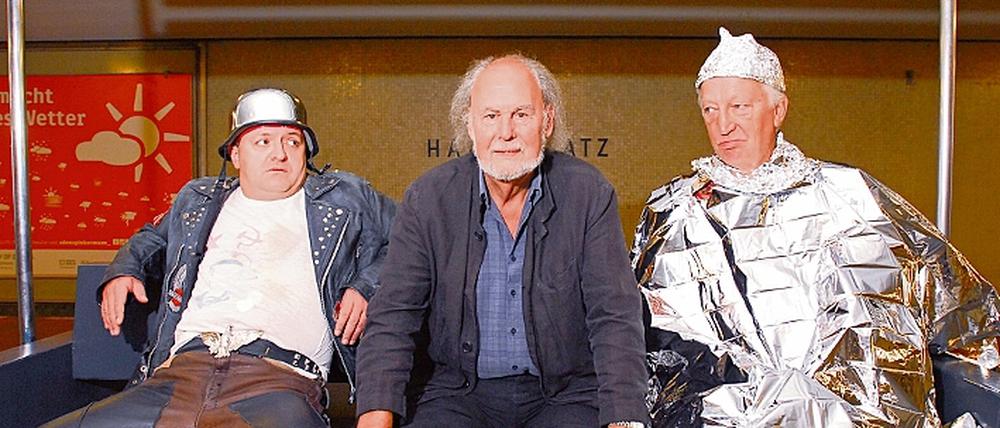 Sie sind die Guten. Volker Ludwig, der Chef des Grips Theaters, umrahmt von zwei Ensemblemitgliedern auf dem U-Bahnhof Hansaplatz. Ludwig gilt als Erfinder des modernen Kindertheaters. Der Welthit des Grips Theaters, das U-Bahn-Musical Linie 1 läuft sogar in Afrika. Zum Jubiläum wird Linie 2 Der Alptraum gezeigt.